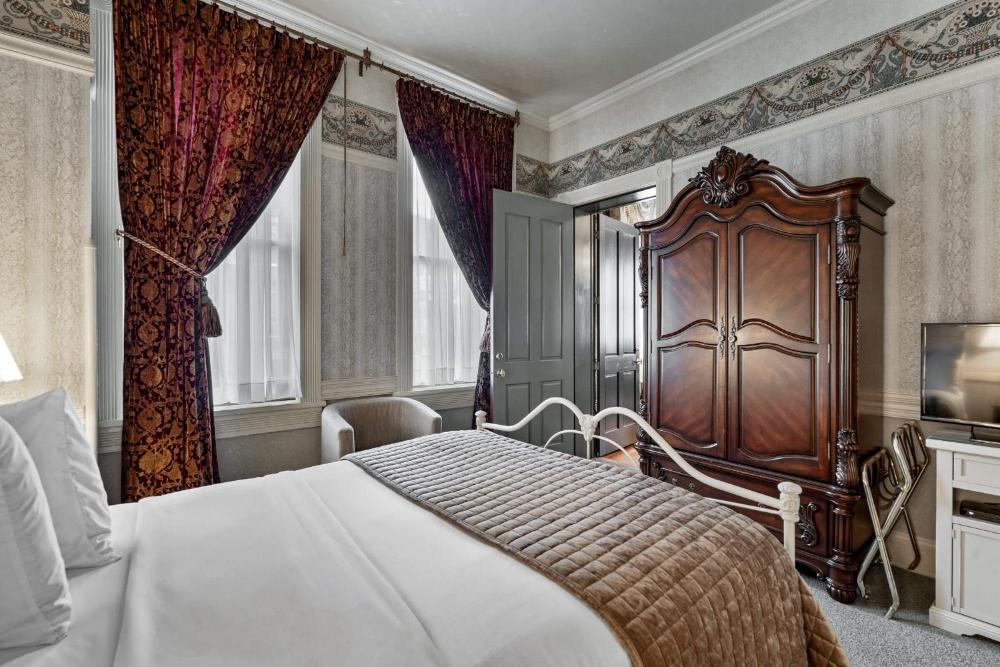 Standard Queen Room interior