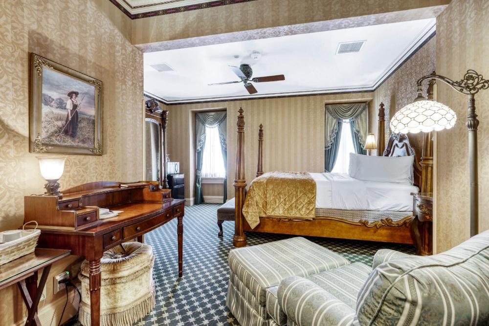 Queen Junior Suite interior